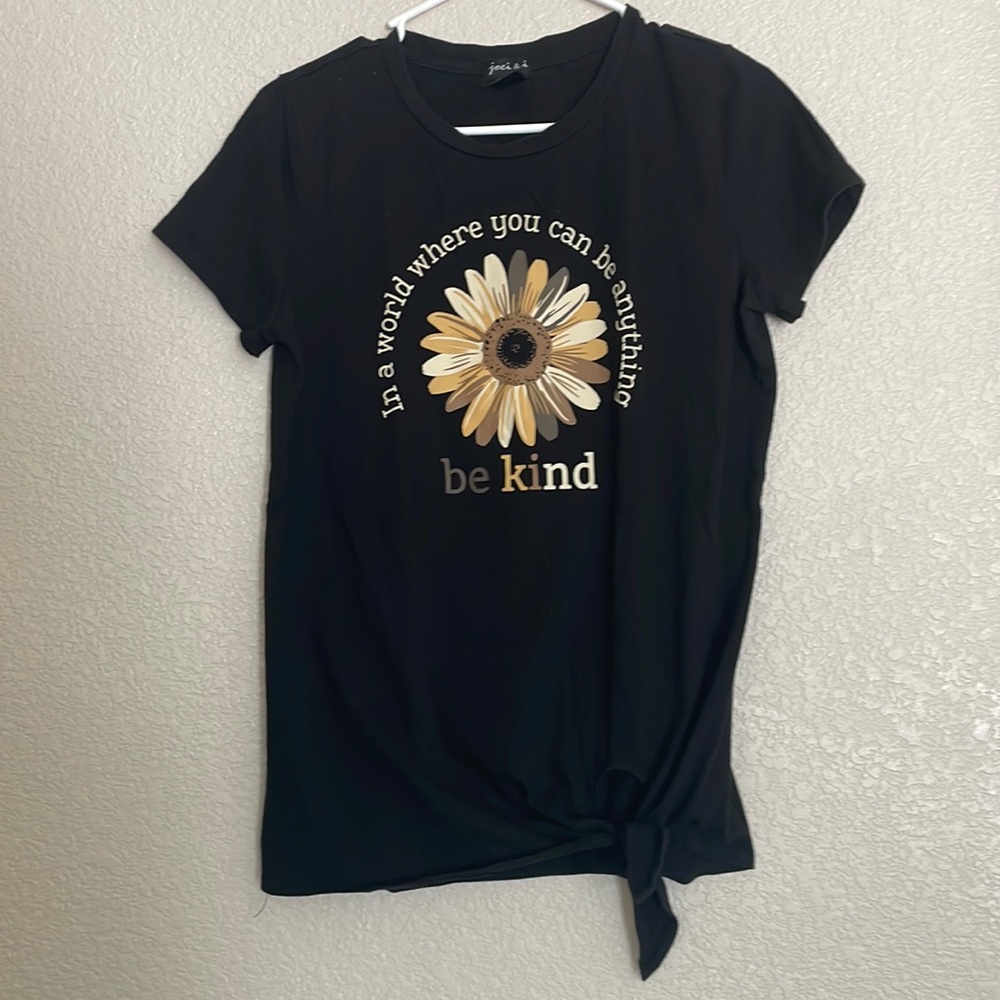 girls short sleeve T-shirt color black size medium used in good condition